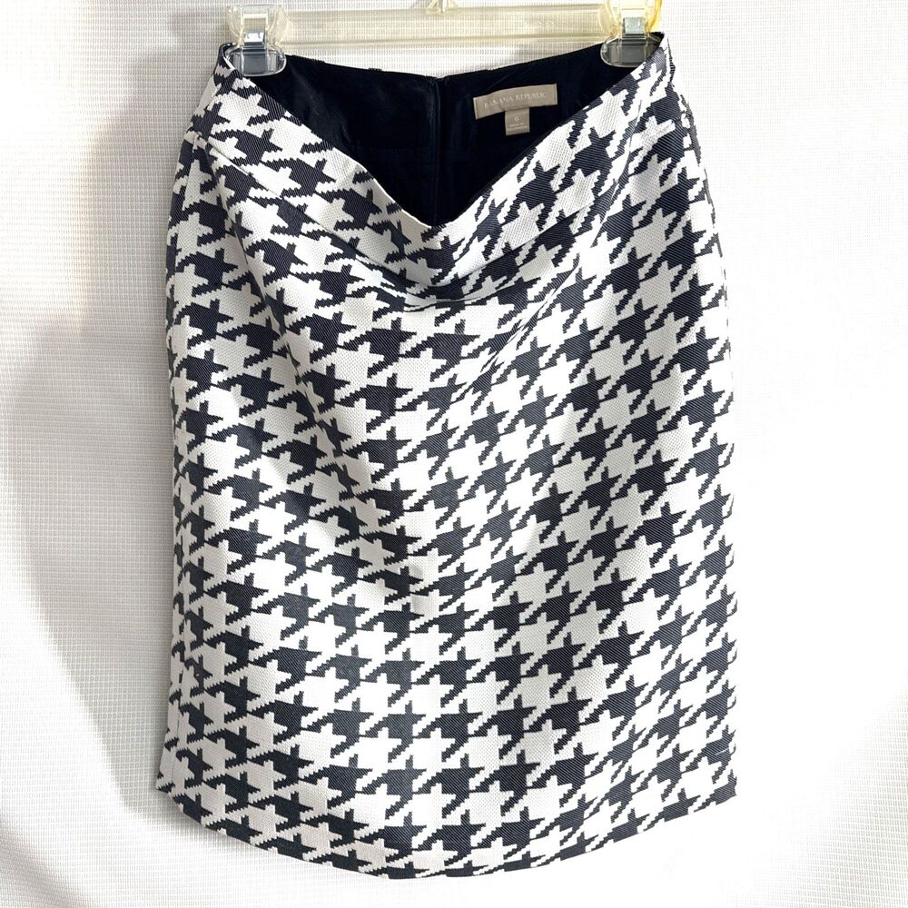 Banana Republic Skirt Black/White Hounds Tooth Slit Zip Knee length - 6